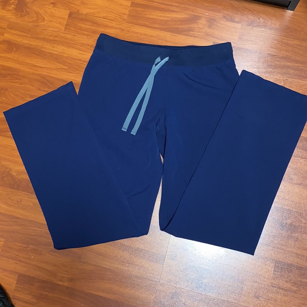 EUC FIGS Navy Livingston scrub pants. Xs petite